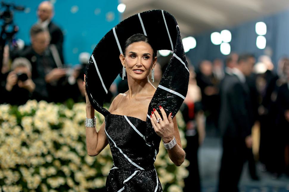 Cele mai spectaculoase ținute de la Met Gala 2025. Pamela Anderson și Miley Cyrus au fost de nerecunoscut pe covorul „roșu” 970238