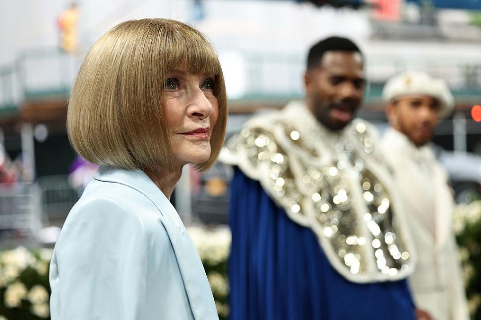 Cele mai spectaculoase ținute de la Met Gala 2025. Pamela Anderson și Miley Cyrus au fost de nerecunoscut pe covorul „roșu” 970239