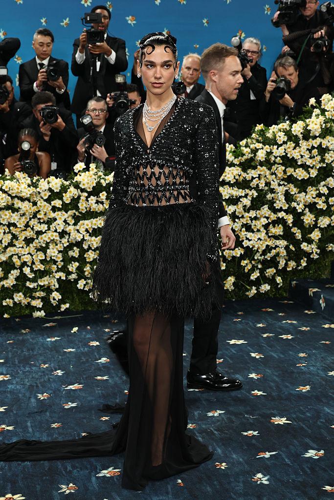 Cele mai spectaculoase ținute de la Met Gala 2025. Pamela Anderson și Miley Cyrus au fost de nerecunoscut pe covorul „roșu” 970242