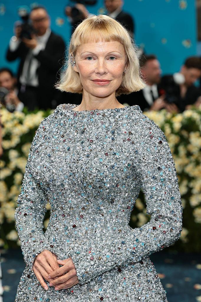 Cele mai spectaculoase ținute de la Met Gala 2025. Pamela Anderson și Miley Cyrus au fost de nerecunoscut pe covorul „roșu” 970245