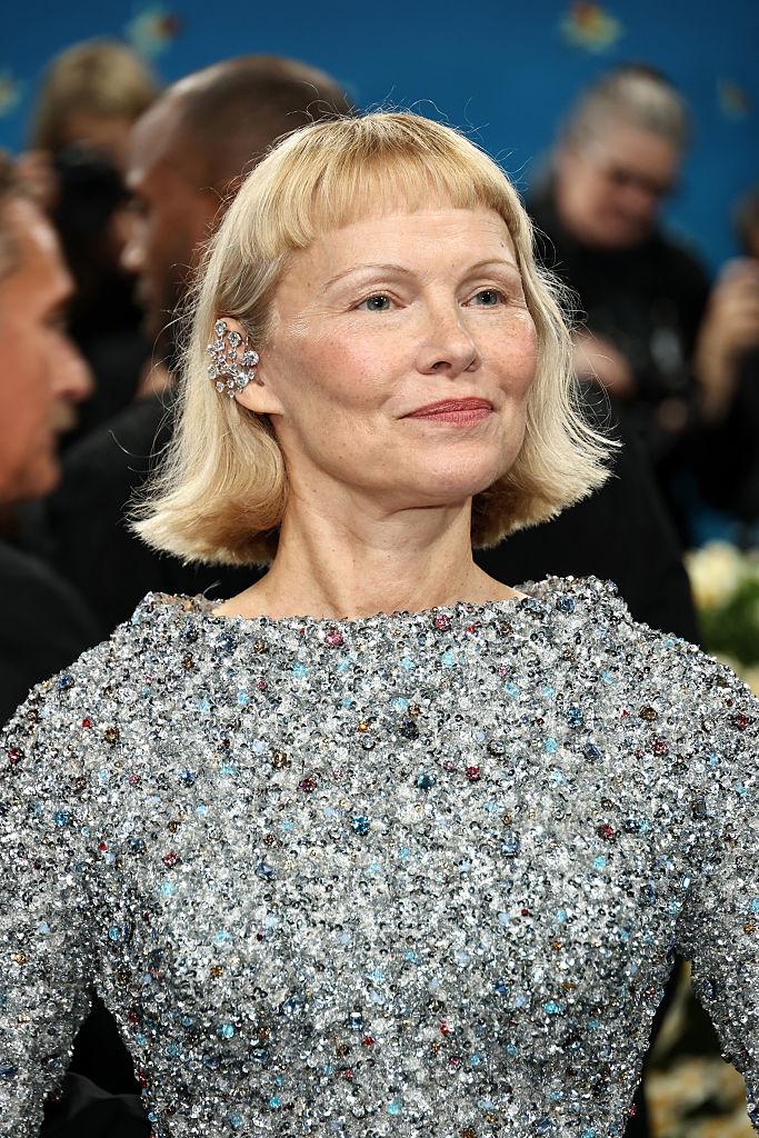 Cele mai spectaculoase ținute de la Met Gala 2025. Pamela Anderson și Miley Cyrus au fost de nerecunoscut pe covorul „roșu” 970246