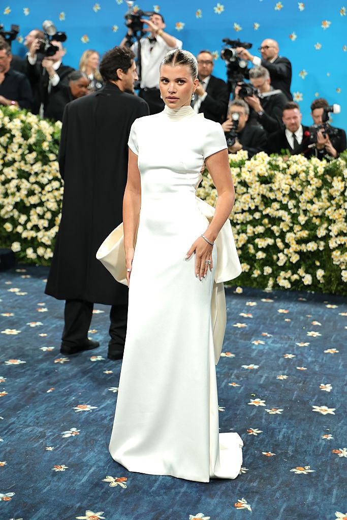 Cele mai spectaculoase ținute de la Met Gala 2025. Pamela Anderson și Miley Cyrus au fost de nerecunoscut pe covorul „roșu” 970256