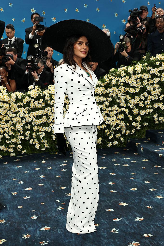 Cele mai spectaculoase ținute de la Met Gala 2025. Pamela Anderson și Miley Cyrus au fost de nerecunoscut pe covorul „roșu” 970259