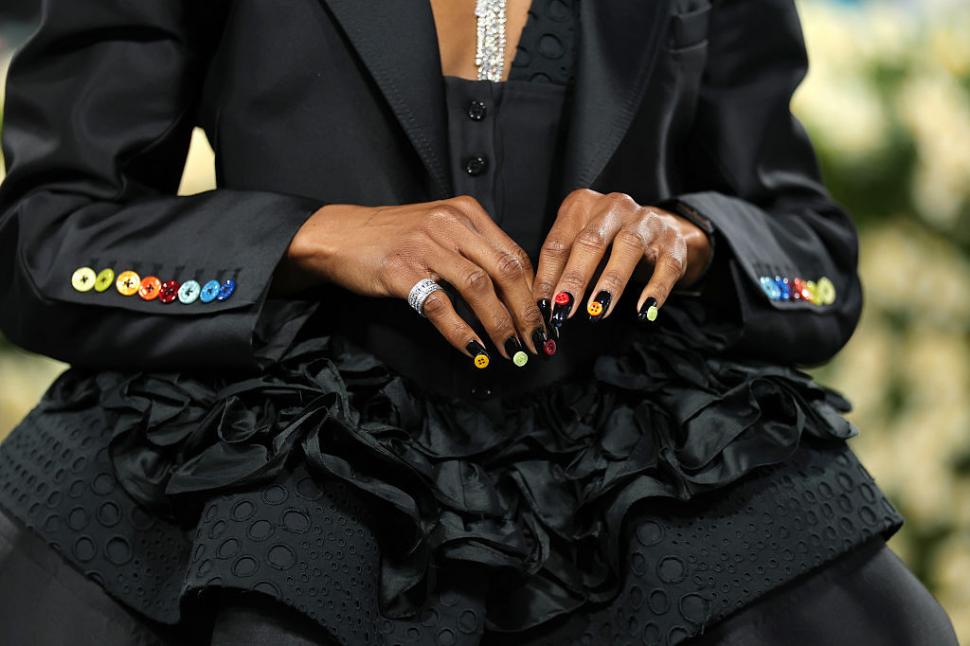 Cele mai spectaculoase ținute de la Met Gala 2025. Pamela Anderson și Miley Cyrus au fost de nerecunoscut pe covorul „roșu” 970260