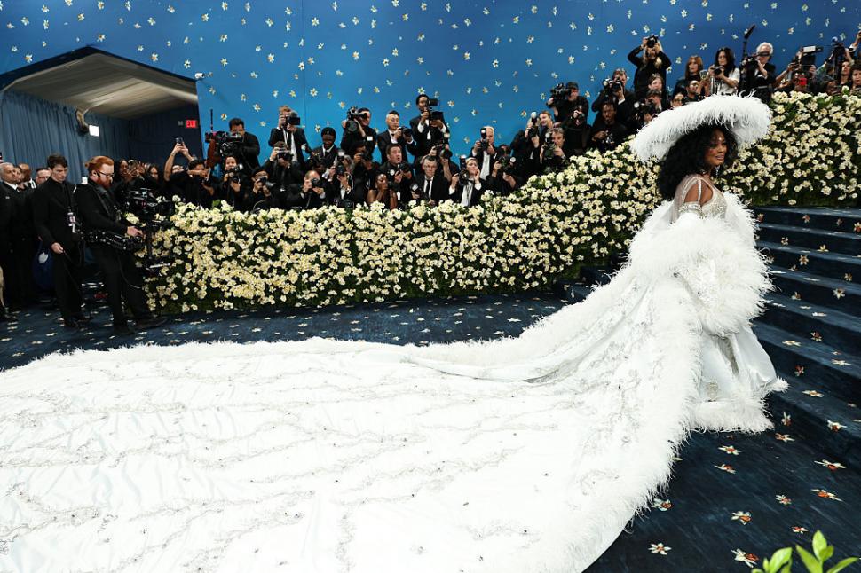 Cele mai spectaculoase ținute de la Met Gala 2025. Pamela Anderson și Miley Cyrus au fost de nerecunoscut pe covorul „roșu” 970268