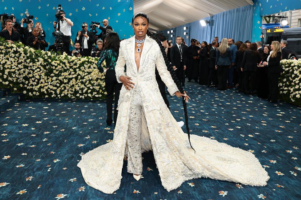 Cele mai spectaculoase ținute de la Met Gala 2025. Pamela Anderson și Miley Cyrus au fost de nerecunoscut pe covorul „roșu” 970273