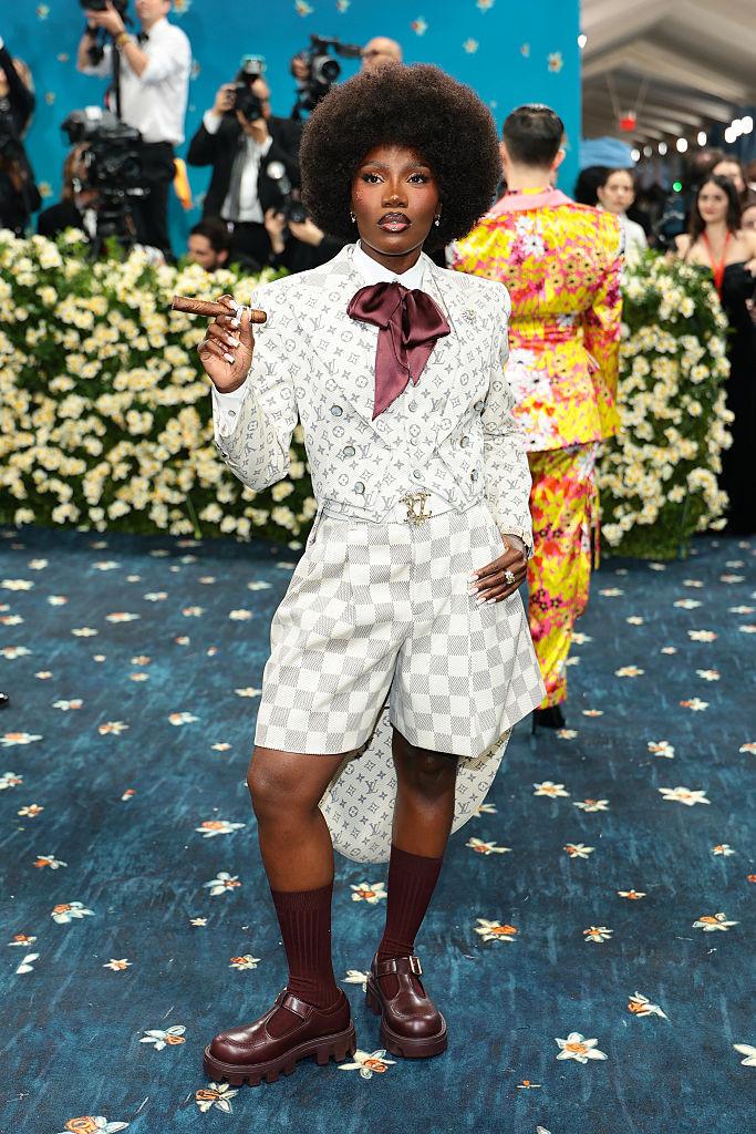 Cele mai spectaculoase ținute de la Met Gala 2025. Pamela Anderson și Miley Cyrus au fost de nerecunoscut pe covorul „roșu” 970275