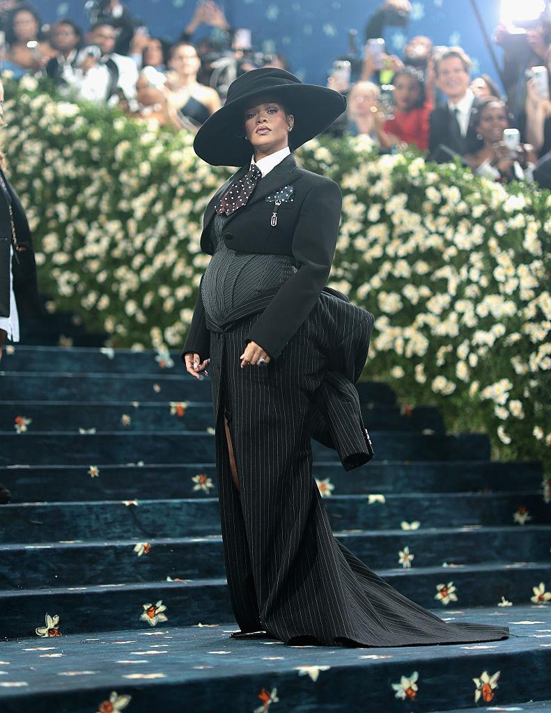 Cele mai spectaculoase ținute de la Met Gala 2025. Pamela Anderson și Miley Cyrus au fost de nerecunoscut pe covorul „roșu” 970291