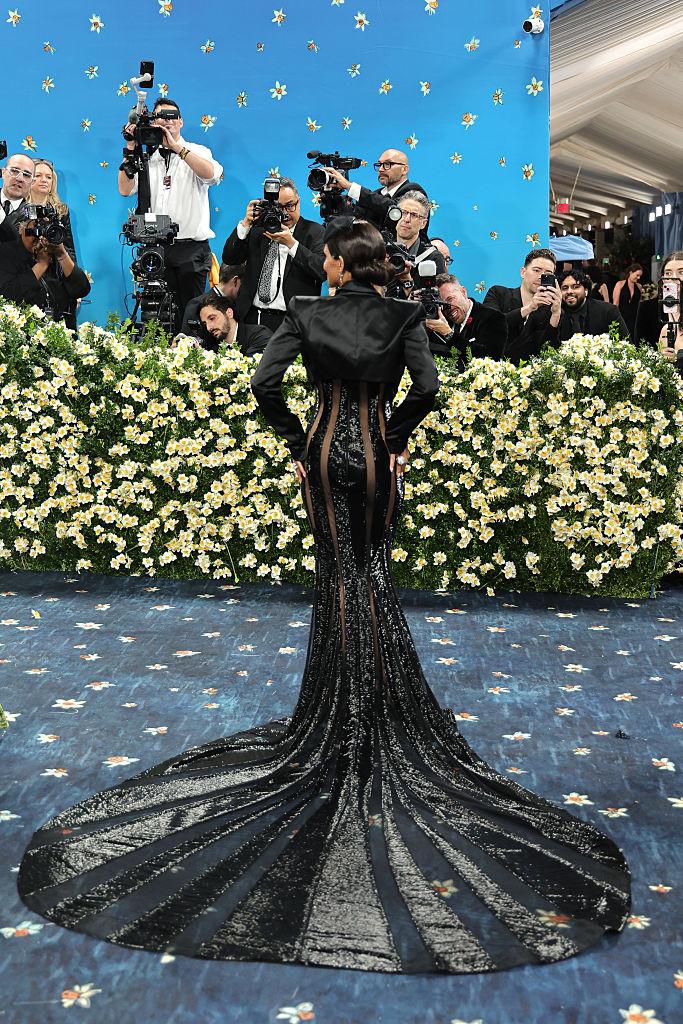 Cele mai spectaculoase ținute de la Met Gala 2025. Pamela Anderson și Miley Cyrus au fost de nerecunoscut pe covorul „roșu” 970301