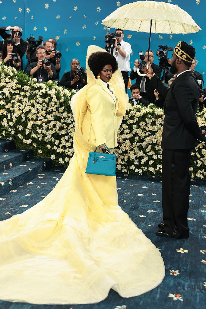 Cele mai spectaculoase ținute de la Met Gala 2025. Pamela Anderson și Miley Cyrus au fost de nerecunoscut pe covorul „roșu” 970304