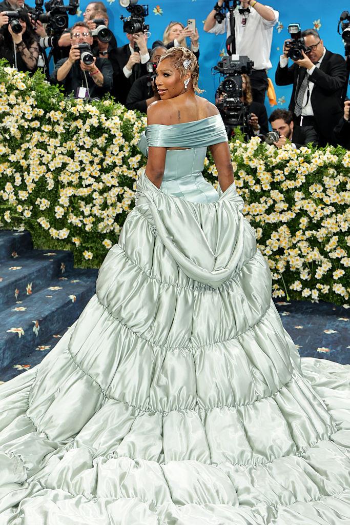 Cele mai spectaculoase ținute de la Met Gala 2025. Pamela Anderson și Miley Cyrus au fost de nerecunoscut pe covorul „roșu” 970306