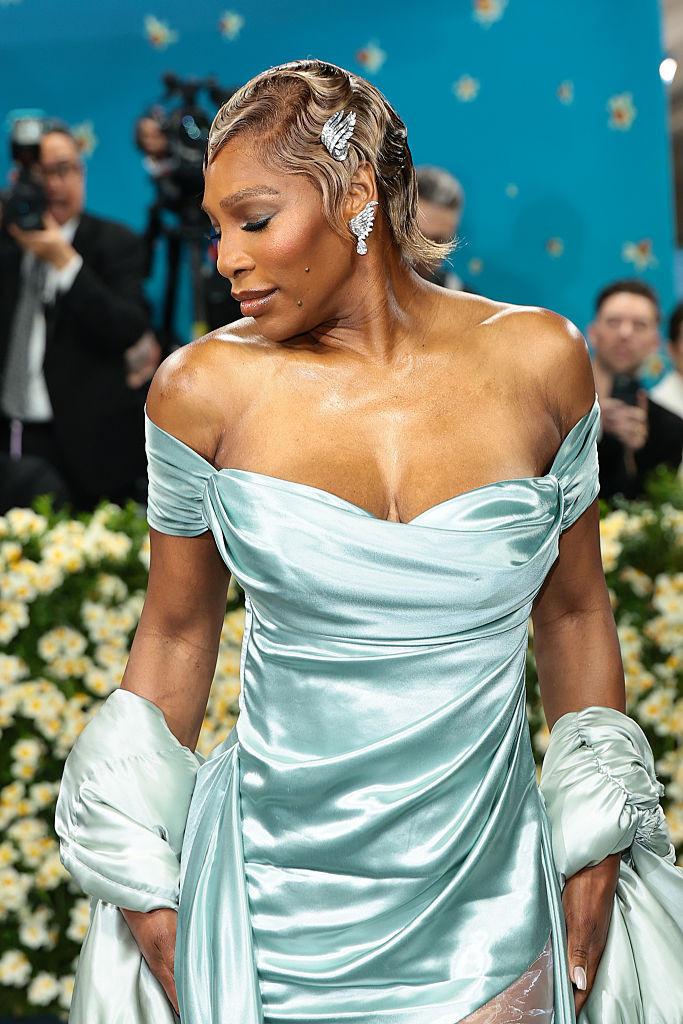 Cele mai spectaculoase ținute de la Met Gala 2025. Pamela Anderson și Miley Cyrus au fost de nerecunoscut pe covorul „roșu” 970307