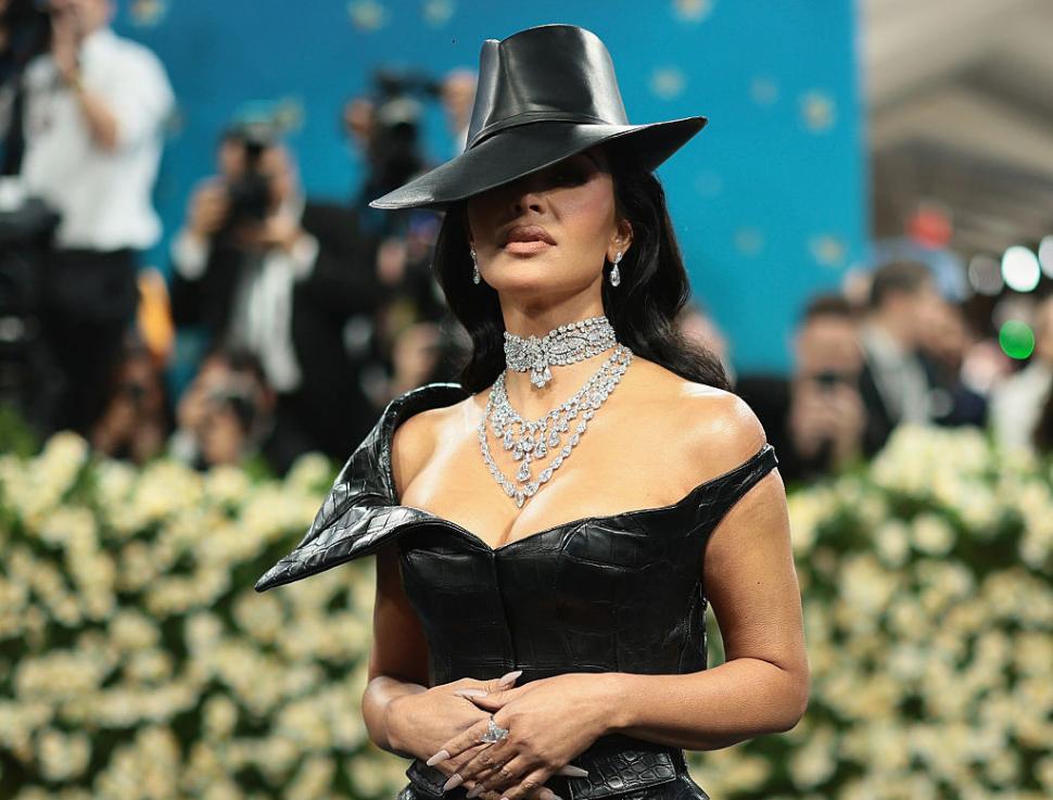 Cele mai spectaculoase ținute de la Met Gala 2025. Pamela Anderson și Miley Cyrus au fost de nerecunoscut pe covorul „roșu” 970313