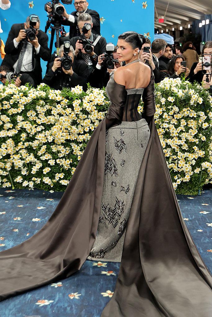 Cele mai spectaculoase ținute de la Met Gala 2025. Pamela Anderson și Miley Cyrus au fost de nerecunoscut pe covorul „roșu” 970320