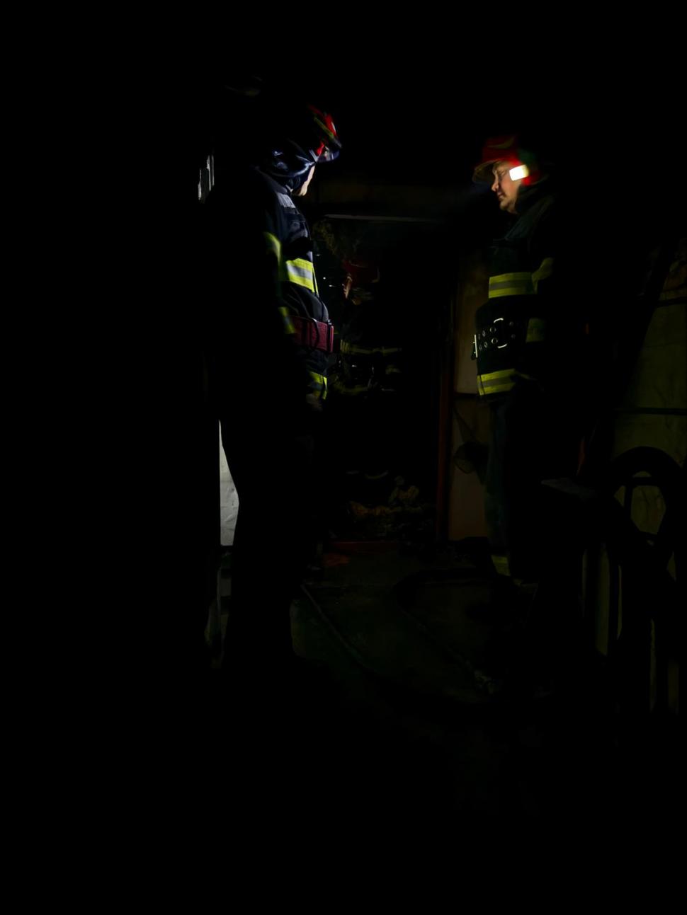 Incendiu puternic într-un bloc din Bârlad. 50 de oameni au fost evacuaţi din apartamente 970188