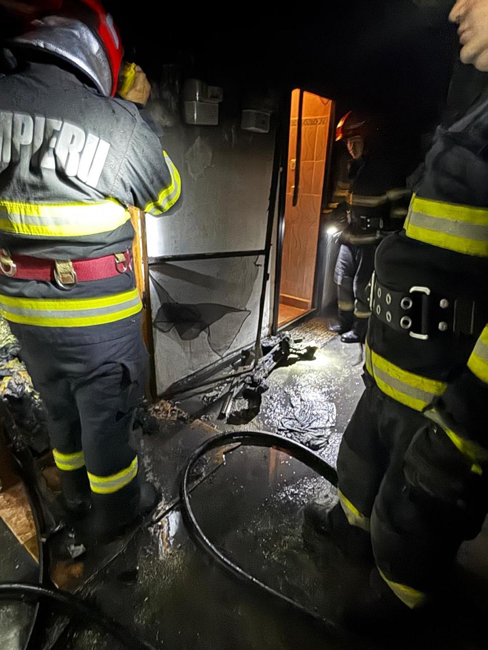 Incendiu puternic într-un bloc din Bârlad. 50 de oameni au fost evacuaţi din apartamente 970189