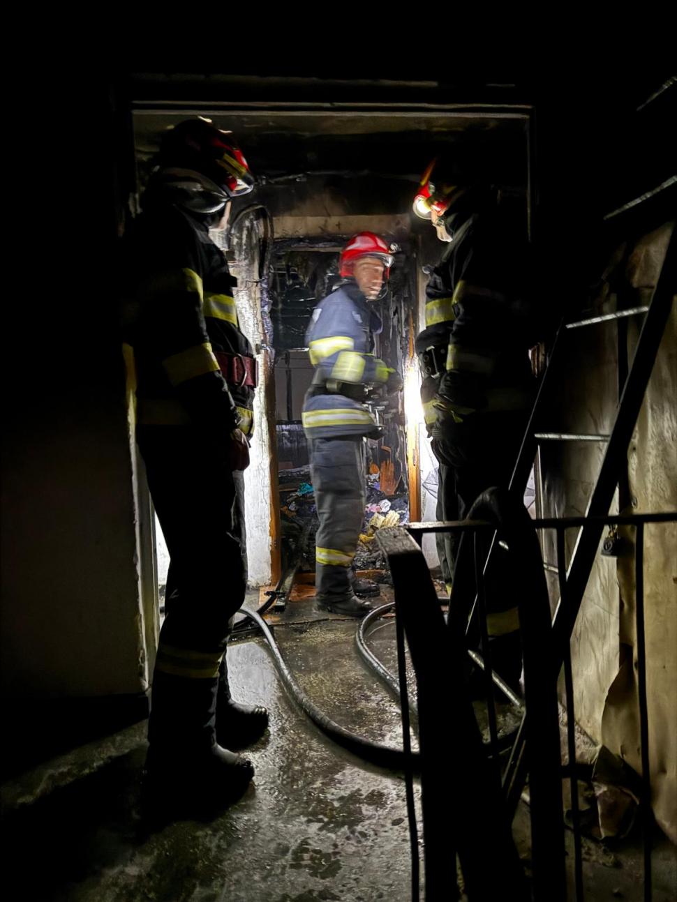 Incendiu puternic într-un bloc din Bârlad. 50 de oameni au fost evacuaţi din apartamente 970190