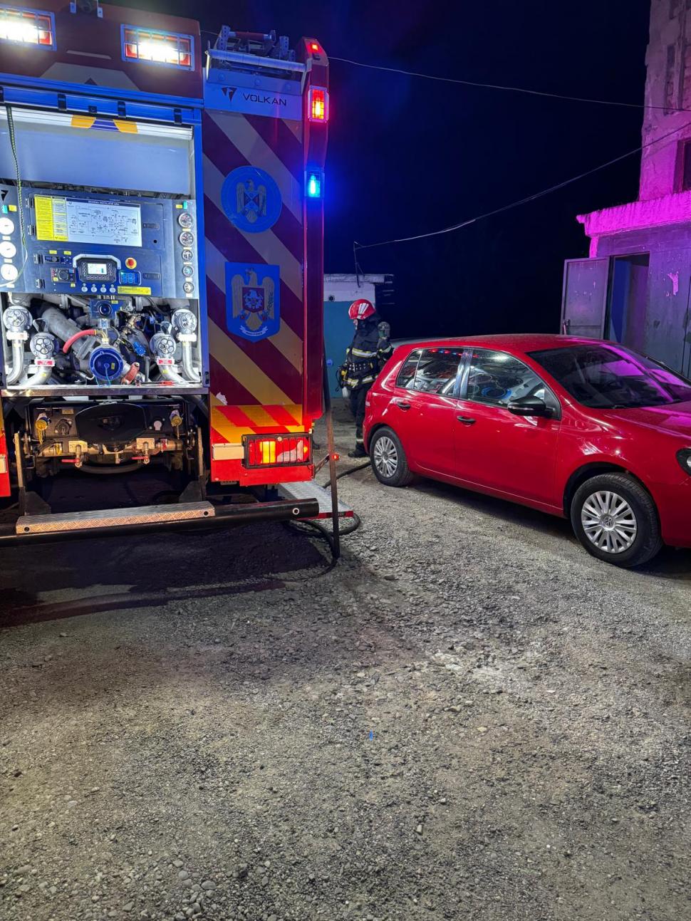 Incendiu puternic într-un bloc din Bârlad. 50 de oameni au fost evacuaţi din apartamente 970191