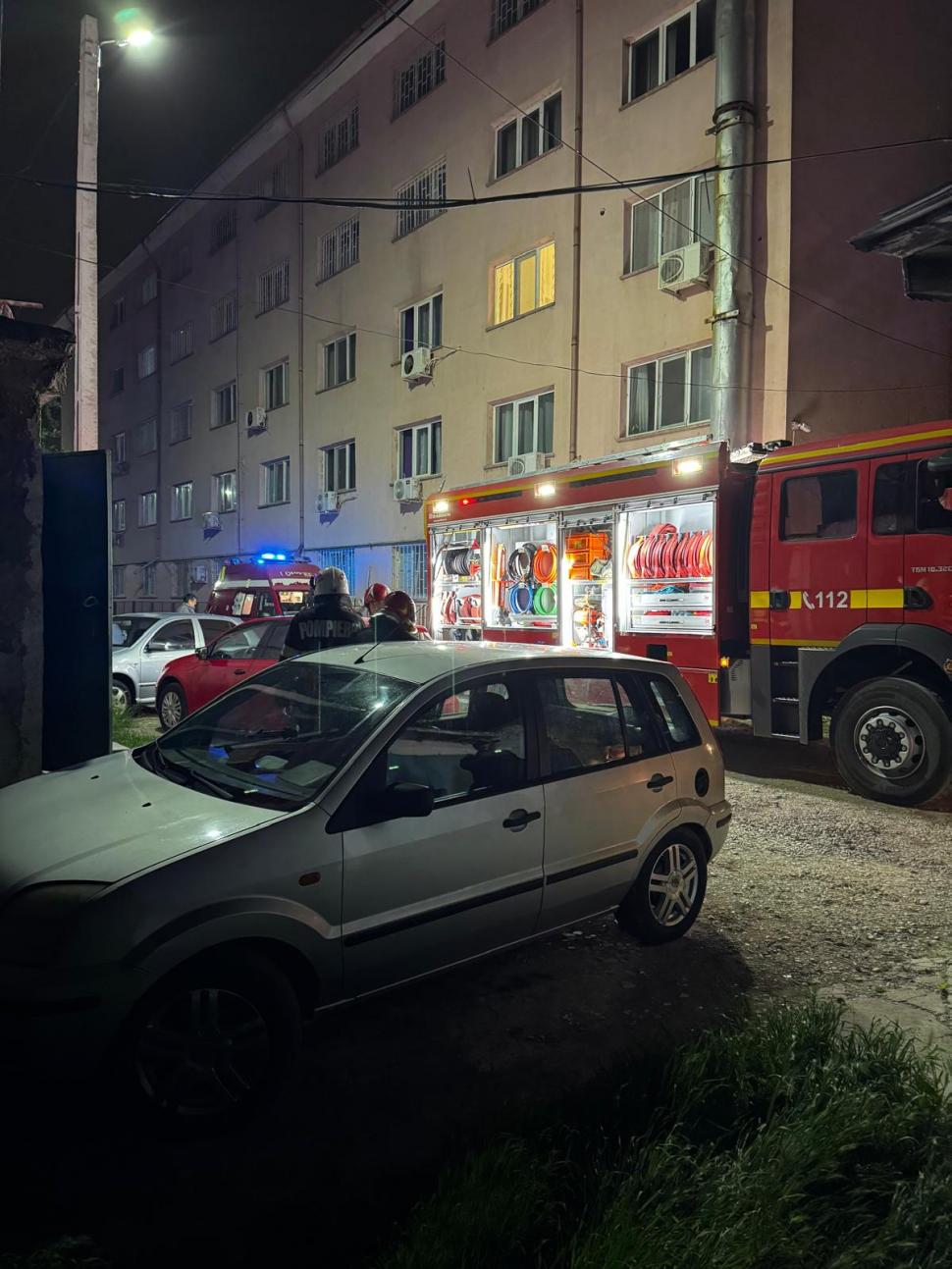 Incendiu puternic într-un bloc din Bârlad. 50 de oameni au fost evacuaţi din apartamente 970192