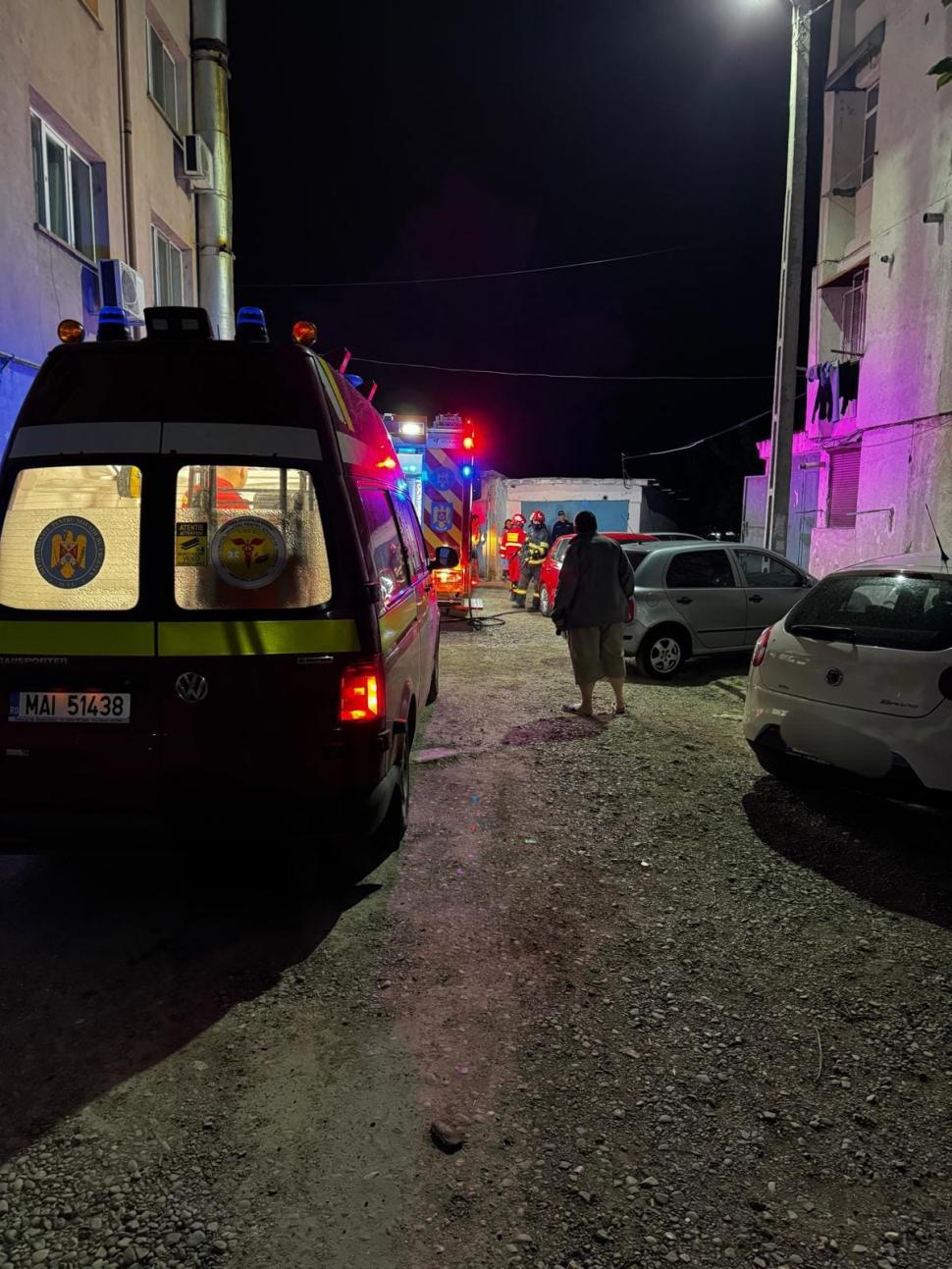 Incendiu puternic într-un bloc din Bârlad. 50 de oameni au fost evacuaţi din apartamente 970193