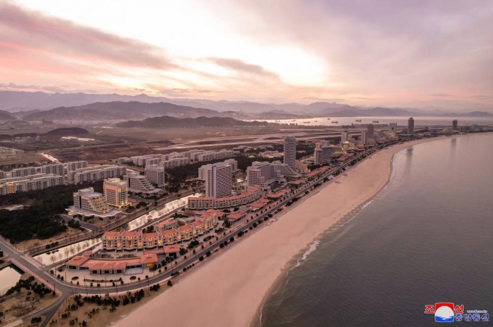 Kim Jong Un și-a făcut „un Mar-a-Lago” la mare, dar n-are turiști pentru miile de camere: Nu-i văd pe ruși dând năvală, ei vor în Dubai 970377