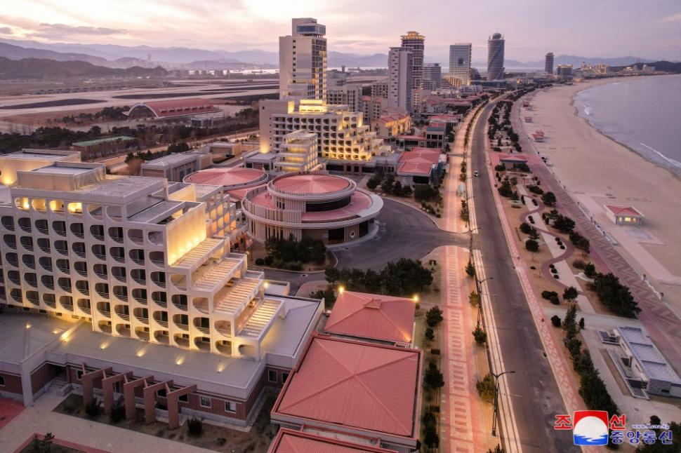 Kim Jong Un și-a făcut „un Mar-a-Lago” la mare, dar n-are turiști pentru miile de camere: Nu-i văd pe ruși dând năvală, ei vor în Dubai 970381