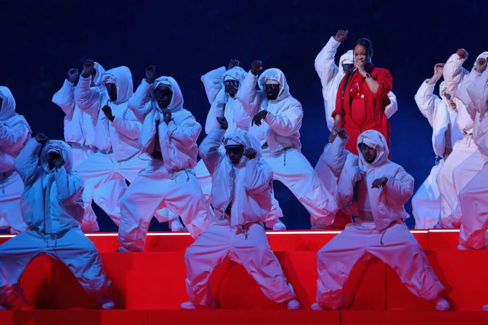 Rihanna e însărcinată din nou. Cântăreața și-a dezvăluit burtica la Met Gala 970202