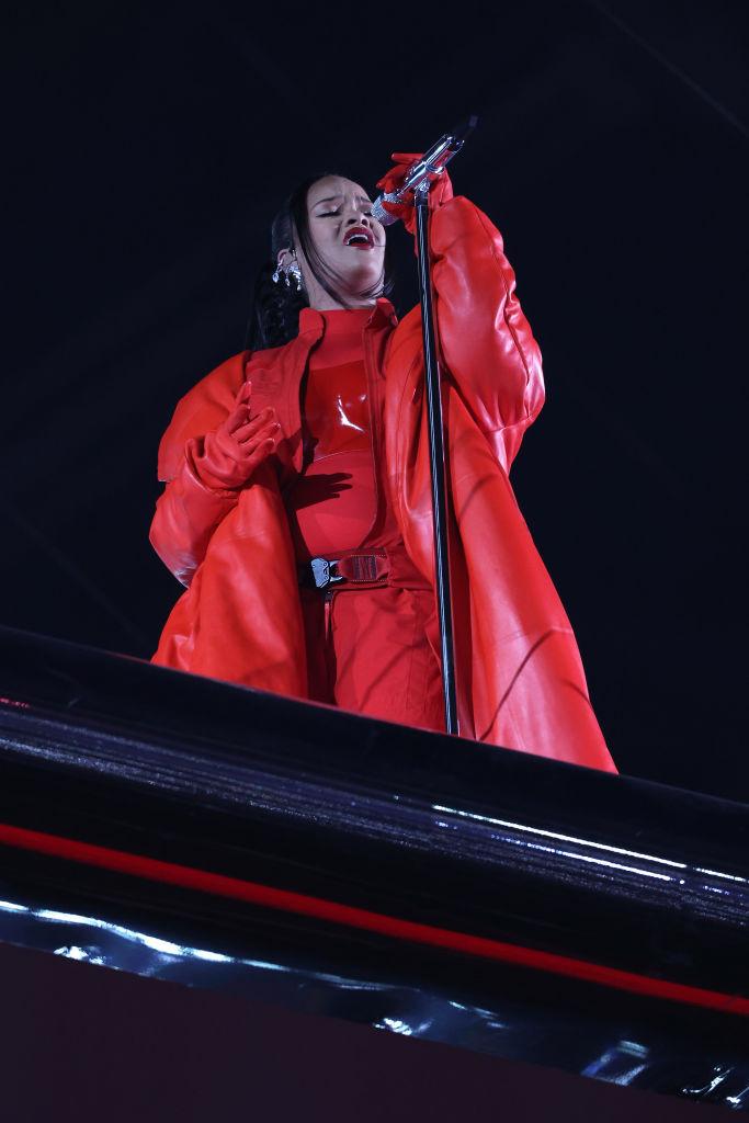 Rihanna e însărcinată din nou. Cântăreața și-a dezvăluit burtica la Met Gala 970204