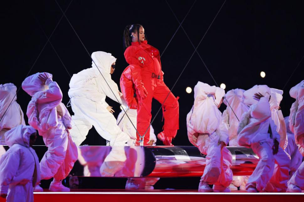 Rihanna e însărcinată din nou. Cântăreața și-a dezvăluit burtica la Met Gala 970205