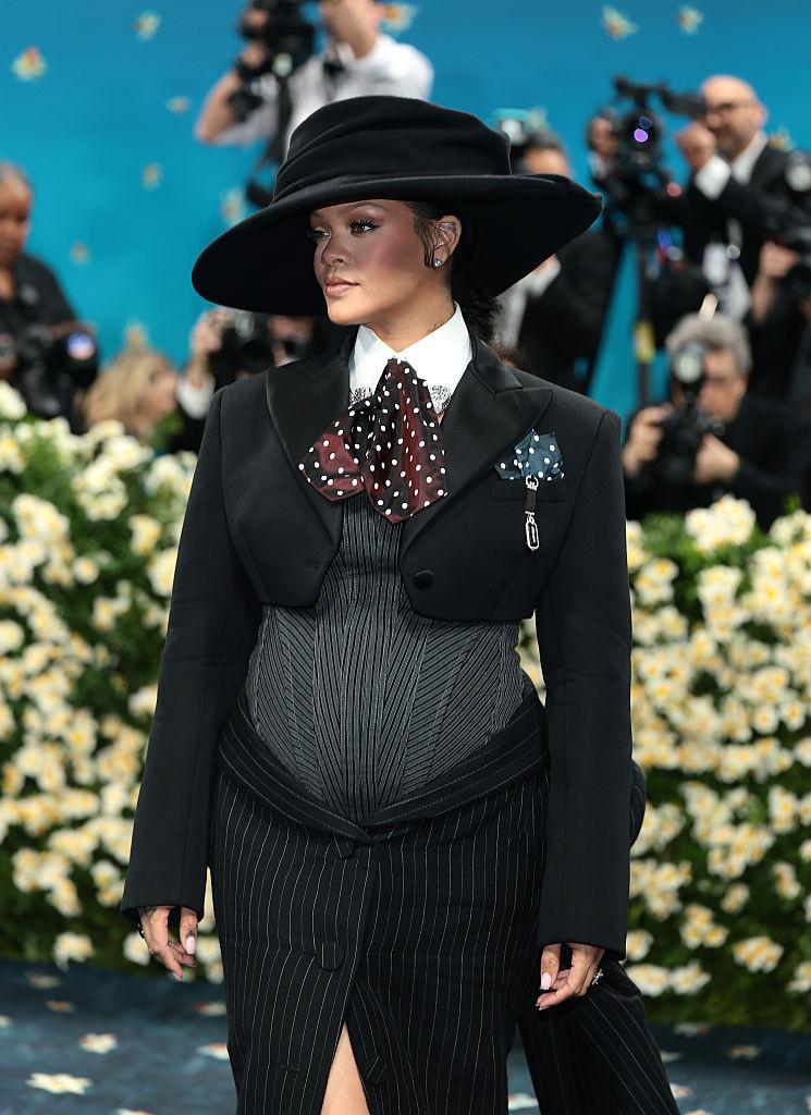 Rihanna e însărcinată din nou. Cântăreața și-a dezvăluit burtica la Met Gala 970206