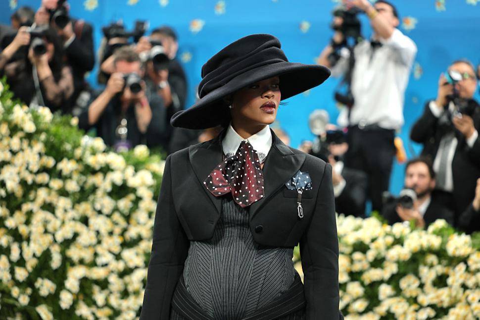 Rihanna e însărcinată din nou. Cântăreața și-a dezvăluit burtica la Met Gala 970207