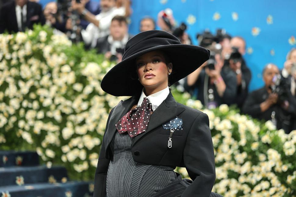 Rihanna e însărcinată din nou. Cântăreața și-a dezvăluit burtica la Met Gala 970209