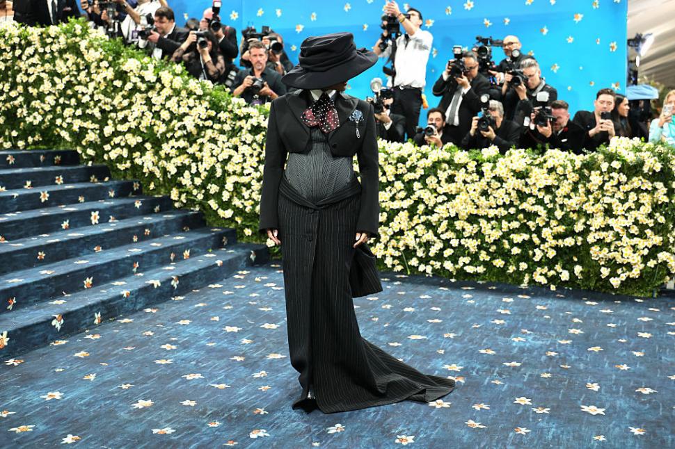 Rihanna e însărcinată din nou. Cântăreața și-a dezvăluit burtica la Met Gala 970210