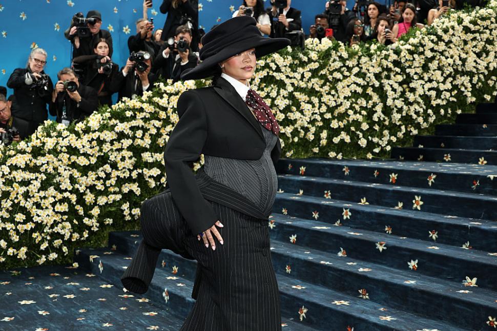 Rihanna e însărcinată din nou. Cântăreața și-a dezvăluit burtica la Met Gala 970211