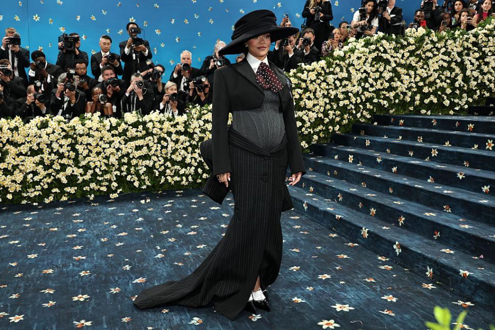 Rihanna e însărcinată din nou. Cântăreața și-a dezvăluit burtica la Met Gala 970212