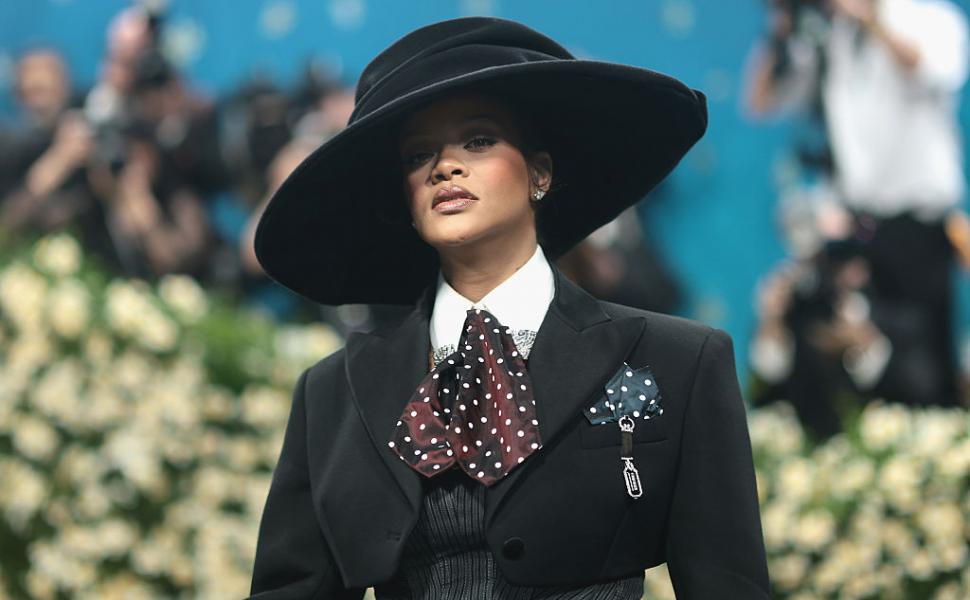 Rihanna e însărcinată din nou. Cântăreața și-a dezvăluit burtica la Met Gala 970213