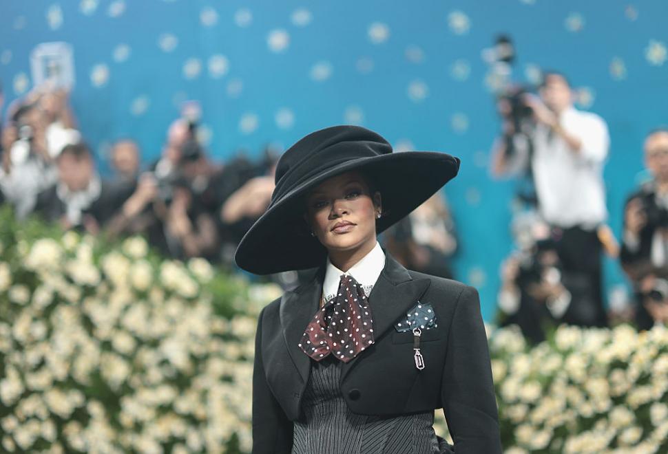 Rihanna e însărcinată din nou. Cântăreața și-a dezvăluit burtica la Met Gala 970214