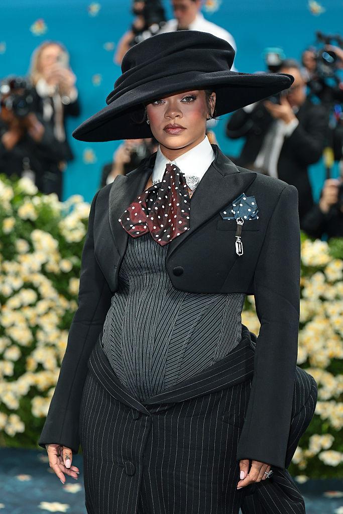 Rihanna e însărcinată din nou. Cântăreața și-a dezvăluit burtica la Met Gala 970222