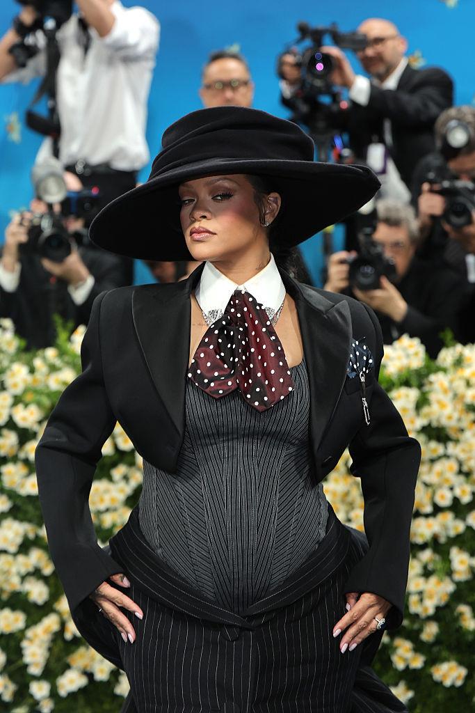 Rihanna e însărcinată din nou. Cântăreața și-a dezvăluit burtica la Met Gala 970223