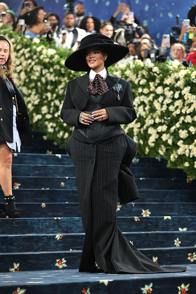 Rihanna e însărcinată din nou. Cântăreața și-a dezvăluit burtica la Met Gala 970224