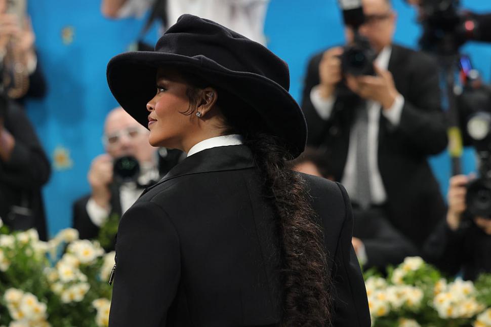 Rihanna e însărcinată din nou. Cântăreața și-a dezvăluit burtica la Met Gala 970225