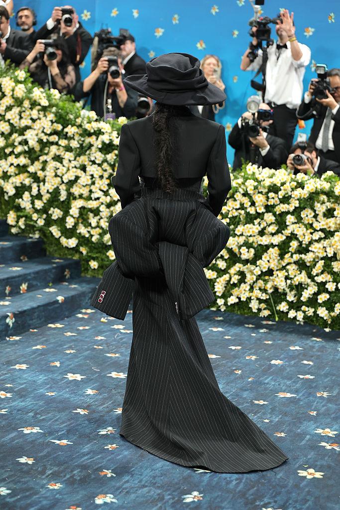 Rihanna e însărcinată din nou. Cântăreața și-a dezvăluit burtica la Met Gala 970226