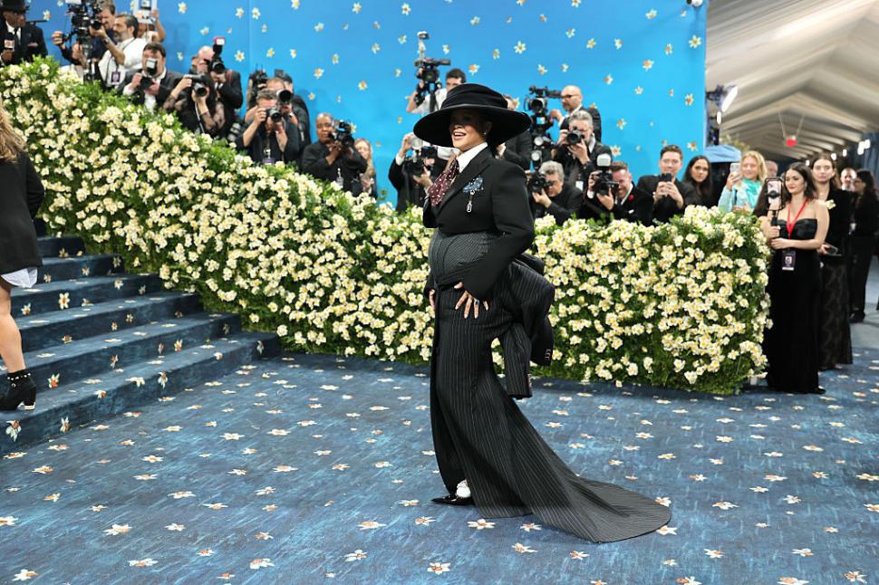 Rihanna e însărcinată din nou. Cântăreața și-a dezvăluit burtica la Met Gala 970228