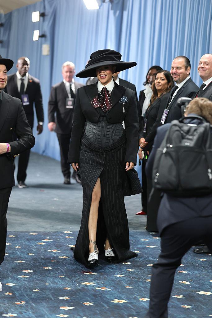 Rihanna e însărcinată din nou. Cântăreața și-a dezvăluit burtica la Met Gala 970229