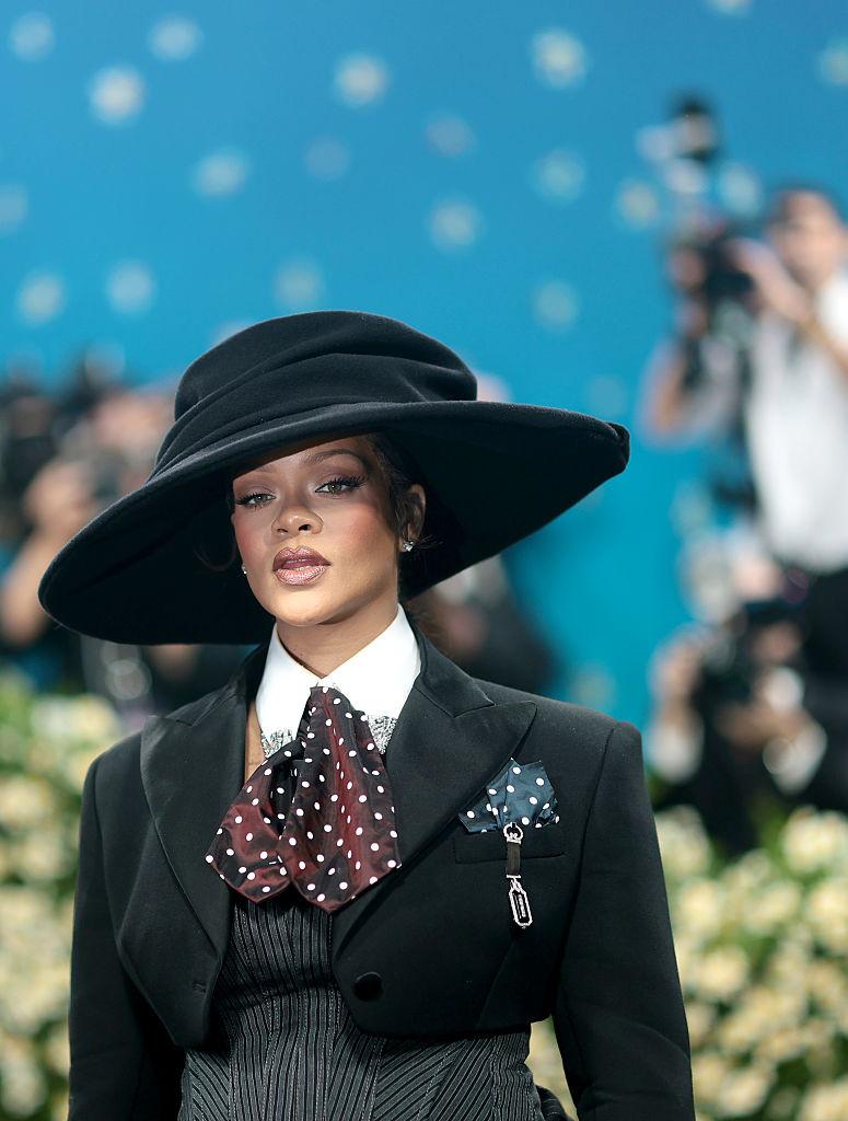 Rihanna e însărcinată din nou. Cântăreața și-a dezvăluit burtica la Met Gala 970230