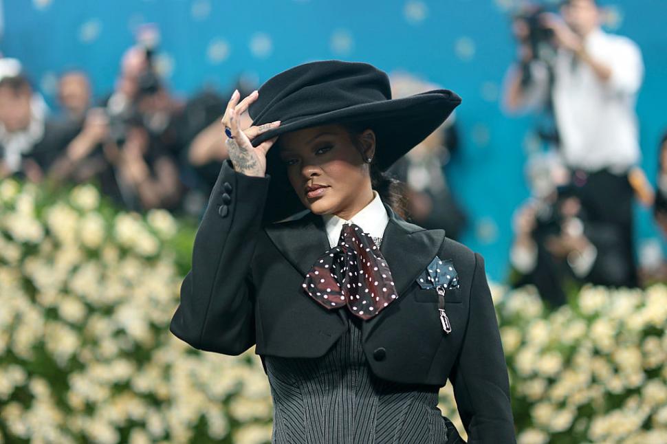 Rihanna e însărcinată din nou. Cântăreața și-a dezvăluit burtica la Met Gala 970231
