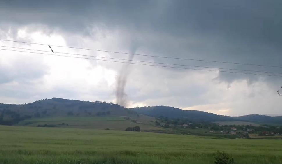 Momentul în care se formează o tornadă în Tulcea. Mesaj RO-Alert de vreme extremă 970844