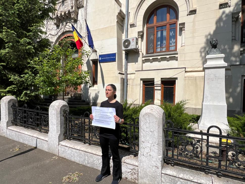 Povestea mamei care reușește să schimbe sistemul de educație din România. A stat în greva foamei pentru ca legea să fie respectată 970511