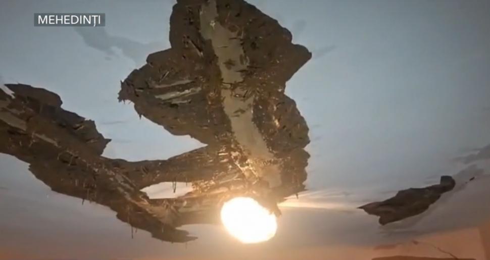 Peisaj ca de iarnă în Mehedinți și Prahova, cu străzi acoperite de grindină. Acoperișul unei școli a fost distrus, tavanul a căzut 970894