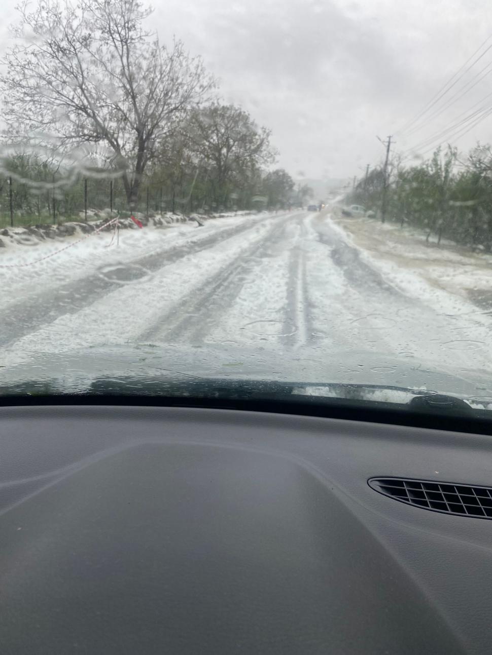 Peisaj ca de iarnă în Mehedinți și Prahova, cu străzi acoperite de grindină. Acoperișul unei școli a fost distrus, tavanul a căzut 970896